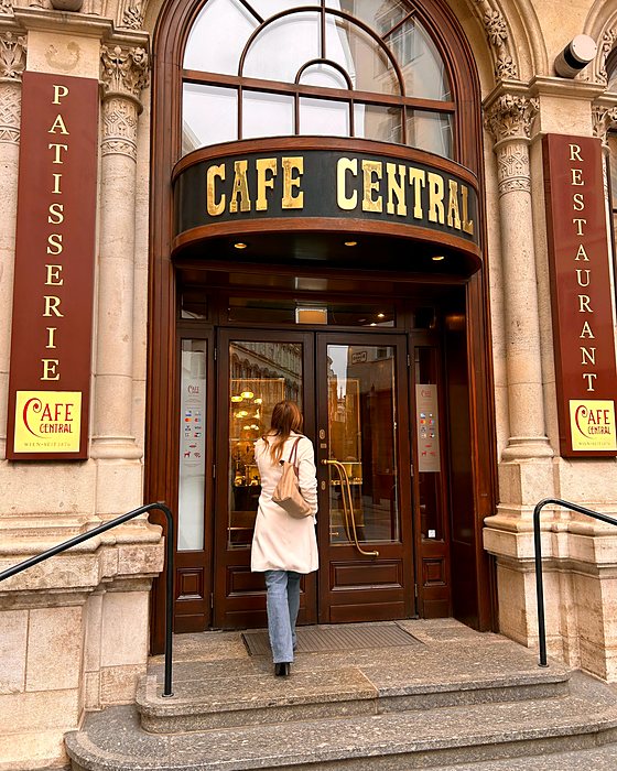 L'ingresso del Café Central