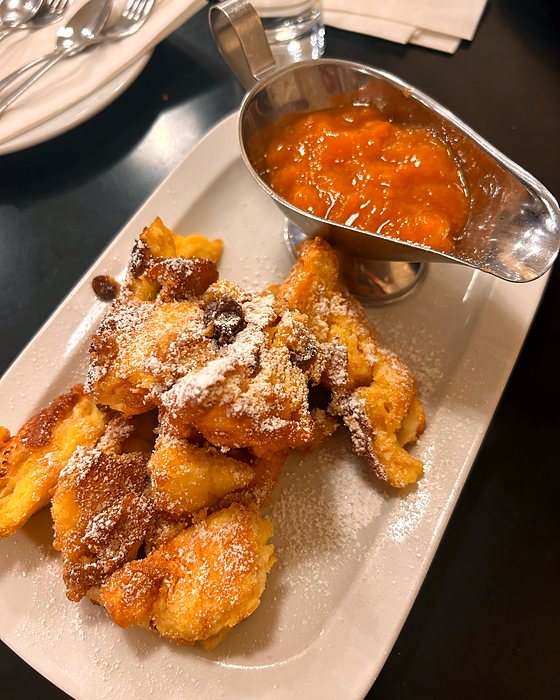 Il Kaiserschmarrn, frittata dolce spezzettata, con la composta a parte