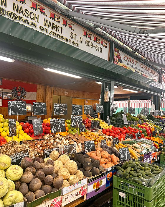 Un banco di frutta e verdura colorata al Naschmarkt