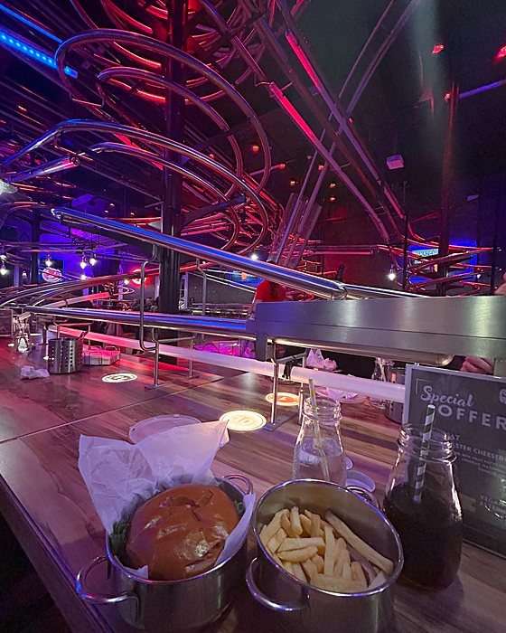 Il Rollercoaster Restaurant con le rotaie illuminate al neon