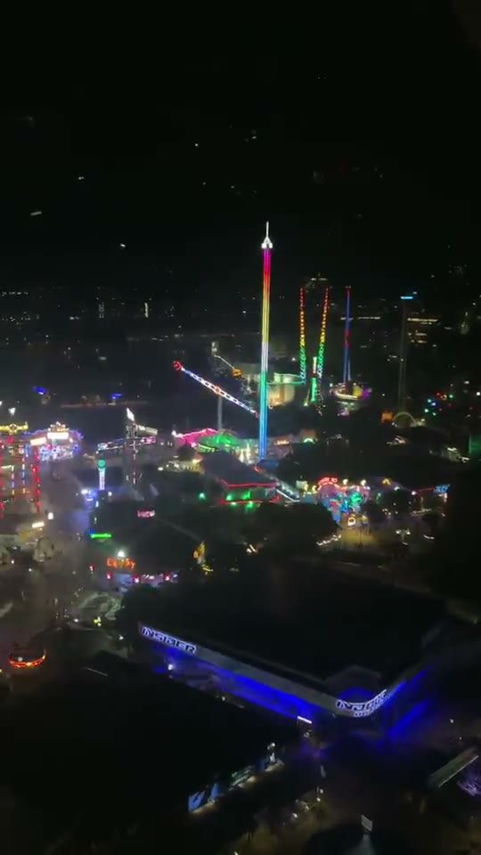Il Prater di notte visto dall'alto, con luci colorate e la ruota panoramica in lontananza